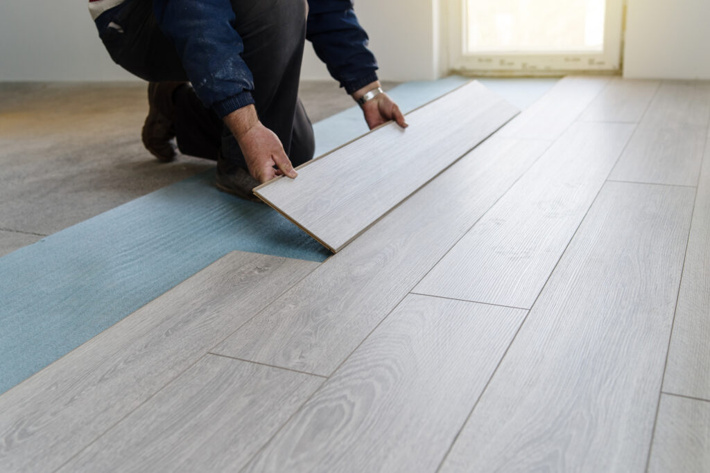 Installing laminate floor planks